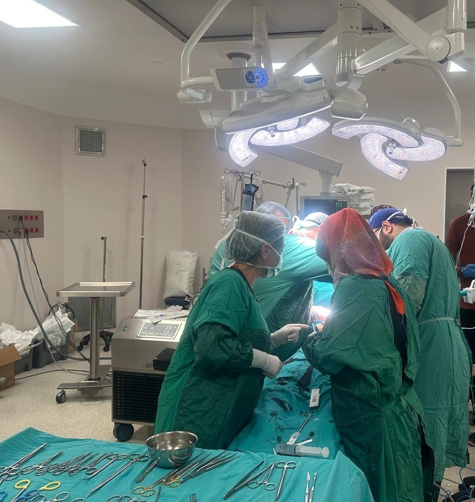 Aort damarı yırtılan genç 8 saat süren bir ameliyatla sağlığına kavuştu